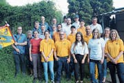 Die Mitarbeiter der Dorfschreinerei Simmen mit den Betreuern der Pistolenschützen Altdorf-Erstfeld. (Bild: Paul Gwerder (Altdorf, 25. Mai 2018))
