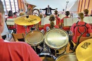Das 50-köpfige Orchester der JMAH gibt im Seeparksaal unter Leitung von Thomas Gmünder sein Abschlusskonzert. (Bild: Max Eichenberger)