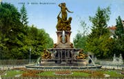 Der Broderbrunnen vor 1914. Auffällig sind die Blumenrabatten rund um den Brunnen. Und ebenfalls nicht mehr existent ist der überaus reichhaltige Baumbestand links und rechts des Oberen Grabens in Richtung Schibenertor. (Bild: Sammlung Reto Voneschen)