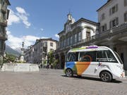 Die autonom fahrenden Busse, die in Sitten bis vor kurzem nur bei schwachem Verkehr in der Altstadt eingesetzt wurden, werden in Zukunft auch grosse Strassenkreuzungen überqueren können. Möglich machen dies intelligente Lichtsignalanlagen. (Bild: Keystone/Isabelle Favre)