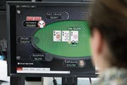 Bei einem Ja zum Geldspielgesetz dürfen Schweizer Casinos ihre Glückspiele auch online anbieten. (Bild: Gaëtan Bally/Keystone)