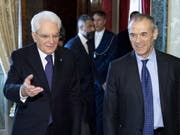 Der ehemalige "Sparminister" Cottarelli (r.) erhielt nun den Regierungsauftrag von Staatspräsident Mattarella - ob eine Technokratenregierung eine Mehrheit im Parlament erhält, ist unwahrscheinlich. (Bild: KEYSTONE/EPA QUIRINAL PRESS OFFICE/PAOLO GIANDOTTiI)