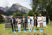 Gemeindepräsident Urs Kälin, Cécile Bachmann von der Bristenpraxis, Alois Grüter von der Totalunternehmerin IGD Grüter AG aus Dagmersellen, Alex Kummer von Grebet Immobilien AG, Gerlinde Venschott von Geissbühler Venschott Architekten und Daniel Tschuppert von Tschuppert Architekten (von links) beim Spatenstich des Projekts «Entlang der Gassen». (Foto: Carmen Epp, Altdorf, 28. Mai 2018)
