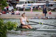 Laura Wunderlin vom Ruderclub Cham gewinnt die Master-Kategorie im Einer. (Bild: Christian H. Hildebrand, 26. Mai 2018)