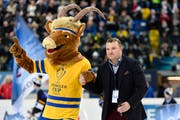 Maskottchen "Hitsch" und Präsident Marc Gianola während der Eröffungszeremonie vor dem ersten Spiel zwischen dem HC Lugano und Automobilist Yekaterinburg an der 90.Ausgabe des Spengler Cup in Davos. Montag, 26.Dezember 2016. (Bild: KEYSTONE/Gian Ehrenzeller)
