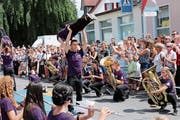 Mit «Young (R)evolution» präsentierten die Jungmusikanten aus Montlingen, Oberriet und Kriessern eine eindrückliche Mischung aus Parade, Musik und Akrobatik. (Bild: Max Pflüger)