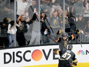 Jubel mit seinen Teamkollegen: der Zuger Verteidiger Luca Sbisa ist mit den Vegas Golden Knights auf Höhenflug (Bild: KEYSTONE/AP/MARC SANCHEZ)