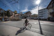 Eine Velofahrerin fährt auf dem Geissensteinring Richtung Neubad. (Bild: Pius Amrein, 8. März 2018)