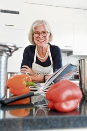 Susanna Dreyer zu Hause in ihrer Küche, in welcher sie in Zukunft wieder häufiger zu Gemüse und Kochlöffel greift. (Bild: Donato Caspari)