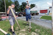 Sie arbeiten im Schweisse ihres Angesichts: die Mitglieder der Musikgesellschaft Hünenberg. (Bild: Werner Schelbert, 28. Mai 2018)