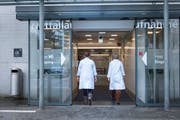Ärztinnen vor der Notaufnahme des Kantonsspitals St.Gallen. (Bild: Ralph Ribi)