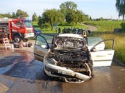 Totalschaden: Das Auto geriet aus noch nicht geklärten Gründen in Brand. Der 22-jährige Fahrer blieb unverletzt. (Bild: Kapo TG)