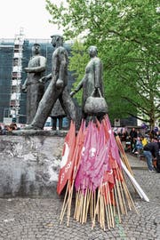 Transparente beim Denkmal der Arbeit in Zürich. Die 1.-Mai-Demonstration stand im Zeichen der Lohngleichheit. (Bild: Patrick Hürlimann /Keystone)