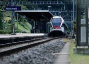 Die Stadtbahn Zug beim Bahnhof Walchwil. (Bild: Stefan Kaiser)
