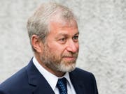 Hat sich schon mal mit einem israelischen Pass abgesichert: der russisch-jüdische Oligarch Roman Abramowitsch lebt zwar seit längerem in London, muss in Grossbritannien aber immer wieder sein Visum verlängern (aufgenommen vor dem Freiburger Gericht am 18. Mai 2018). (Bild: KEYSTONE/JEAN-CHRISTOPHE BOTT)