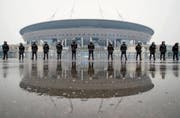 Polizisten bei einer Übung vor dem WM-Stadion in Sankt Petersburg. (Bild: Dimitri Lowetski/AP (17. April 2018))