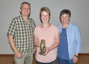 Verlerihung von "Ä Chleynä Preys fir grossi Mänsche" im Rahmen der Gemeindeversammlung von Dallenwil. Im Bild (von links). René Wallimann, Monika Niederberger, Ursula Niederberger. (Bild: Franz Niederberger (Dallenwil, 25. Mai 2018))