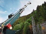 Der Ölbohrturm für das Stück Winnetou II wird mit einem Pneukran auf der Engelberger Freilichtbühne aufgestellt. (Bild: PD)