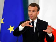 Der französische Präsident Emmanuel Macron nimmt die französische Presse vor Kritik aus der Türkei in Schutz. (Bild: KEYSTONE/EPA/YURI KOCHETKOV)