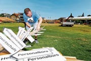 Gegen 70 Helferinnen und Helfer bauen die Infrastruktur des St. Galler Kantonalschwingfestes in Tübach ab. (Bild: Bilder: Rudolf Hirtl)