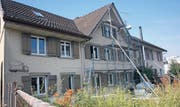 Das Doppelhaus an der Hauptstrasse 15 in Busswil während des Umbaus im Juni 2014 (Archivbild: Simon Dudle)