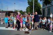 Der Gemeinderat und die Schulkinder aus Hagendorn setzen gemeinsam die Sperre. (Bild: PD)