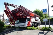 Der Pneukran kam an der Gartenmauer zum Stillstand. (Bild: Luzerner Polizei, Hochdorf, 25. Mai 2018)