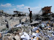 Verwüstung ohne Ende: Ein Mann filmt in der Nähe von Damaskus die Ruinen eines Forschungszentrums, das zuvor durch ausländische Streitkräfte zerbombt wurde. (Bild: Keystone/AP/HASSAN AMMAR)