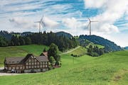 Eine Ansicht der Windenergieanlagen von oberhalb des Ruppens. Die Standeskommission will die Energiewende des Bundes unterstützen. (Bild: Bild und Montage: Andreas Butz)