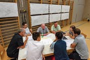 Teilnehmer der Zukunfts-Werkstatt diskutieren angeregt über die Gestaltung ihrer Gemeinde. (Bild: Jörg Rothweiler)