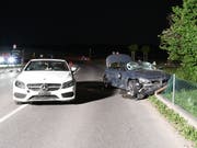 Der Unfallhergang ist noch weitgehend unklar, Augenzeugen berichten jedoch von riskanten Überholmanövern. Dabei kam ein 54-jähriger Autofahrer ums Leben. (Bild: KAPO ZH)