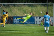 Diesen Ball wehrt Zugs Nils Bruhnsen bravourös ab. (Bild: Christian H. Hildebrand (Zug, 26. Mai 2018))