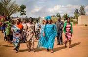 Sexologin Vestine (im blauen Kleid) klärt die Dorfbewohner auf. (Bild: Alice Kayibanda)