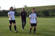 Die Verärgerung über den späten Gegentreffer ist Rohner, Trainer Leber und Torschütze Lang anzusehen (von links). (Bild: Beat Lanzendorfer)