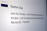 Sitzer der Kindes und der Erwachsenenschutzbehöde an der Bahnhhofstrasse in Zug. (Bild: Werner Schelbert)