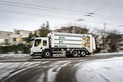 Zum Start der Grüngutabfuhr in der Stadt St.Gallen wurde das speziell dafür angeschaffte Fahrzeug zur Leerung der grünen Bio-Tonnen vorgestellt. (Bild: Michel Canonica - 4. Januar 2017)