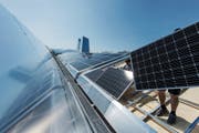 Wärme und Strom in einem: Auf dem Dach der Fernwärmezentrale Waldau wurde eine Solaranlage installiert. (Bild: Michel Canonica)