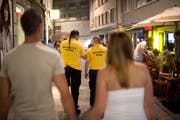 In der Brühlgasse sind private Sicherheitsleute unterwegs und sorgen «niederschwellig» dafür, dass der Strom der Nachtschwärmer in geordneten Bahnen verläuft. (Bild: Urs Jaudas - 2. August 2013)