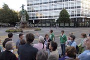 Die heutige Gestaltung des alten Lindenplatzes: Die Blumenrabatten sind auf ein Minimum reduziert, Asphalt dominiert. (Bild: Hanspeter Schiess - 9. September 2012)