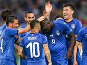 Mario Balotelli lässt sich nach seinem Tor zum 1:0 von den Mitspielern feiern (Bild: KEYSTONE/EPA KEYSTONE/GIAN EHRENZELLER)