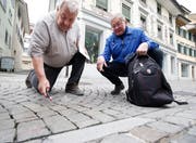 Robert Bürgi (links) und Reini Vorburger bemängeln die Qualität der Pflästerung der Zeughausgasse in Zug. (Bild: Stefan Kaiser, 15. Mai 2018)