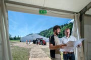 Bauchef Fabian Dubach (links) und der OK-Präsident des Sportfestes der Sportunion André Aregger besprechen den Aufbau des Festgeländes in Zell.Bild: (Pius Amrein / LZ)