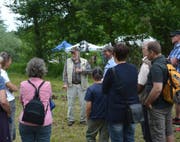 Der Hydrologe Christian Leibundgut (im beigen Gilet) führt die Besucher des Biodiversitätstages durch die Rottaler Wässermatten. Bild: PD