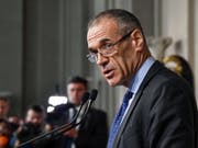 Verzicht auf den Verzicht? Gerüchte, dass der designierte italienische Ministerpräsident Carlo Cottarelli doch nicht mehr will, hat der Präsidentenpalast in Rom am Dienstagabend dementiert. Man brauche mehr Zeit, hiess es. (Bild: KEYSTONE/EPA ANSA/ALESSANDRO DI MEO)