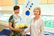 Yvonne Wyss, Präsidentin Zuger Chinderhüser (links) und Karen Umbach freuen sich über das Ja der Mitglieder zur Fusion. (Bild: PD)