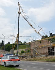 Der eingestürzte Ausleger traf den 56-jährigen Arbeiter am Kopf. (Bild: Kapo TG)