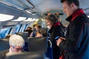 Noch sind bei Fernverkehr-Verbindungen der SBB Zugbegleiter grundsätzlich zu zweit unterwegs. (Bild: Keystone)