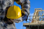 Seit 2006 können alle Bauarbeiter mit 60 Jahren in Rente gehen. Nun sind die Baumeister und die Gewerkschaften erneut im Gespräch. (Bild: Fotolia)