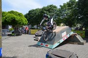 Louis Schnydrig überquert mit seinem Trial-Motorrad souverän eine Baumulde, die als Hindernis herhalten muss. (Bild: Sara Carracedo)