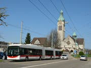Die heutige Bushaltestelle an der Rorschacher Strasse im Neudorf in Fahrtrichtung Stadtzentrum. Im Hintergrund die Kirche St.Maria-Neudorf. (Bild: Archiv "St.Galler Tagblatt")